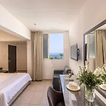 Hotel Queens Bay
