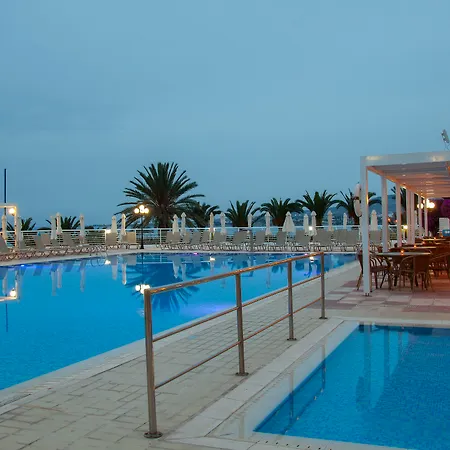 Queens Bay 4*