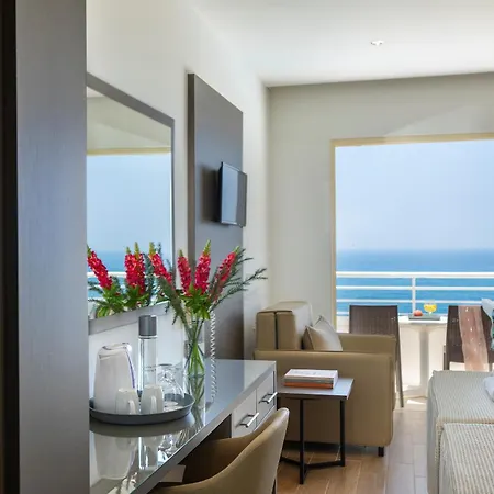 Queens Bay 4*