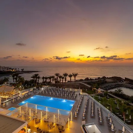 Queens Bay Отель 4*