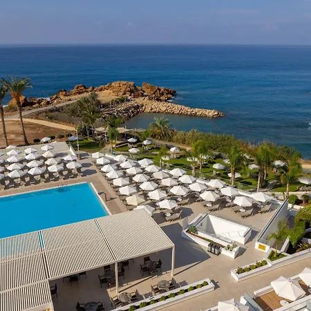 Отель Queens Bay 4*