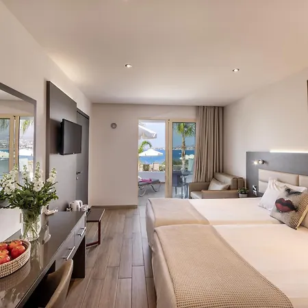 Hotel Queens Bay 4*