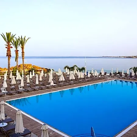 Queens Bay Hotel