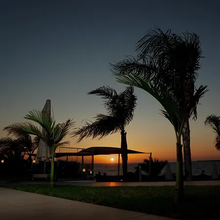 Отель Queens Bay