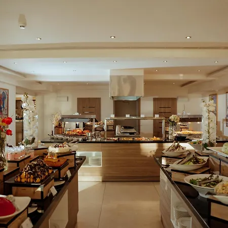 Отель Queens Bay 4*