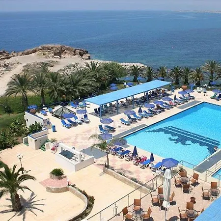 Отель Queens Bay