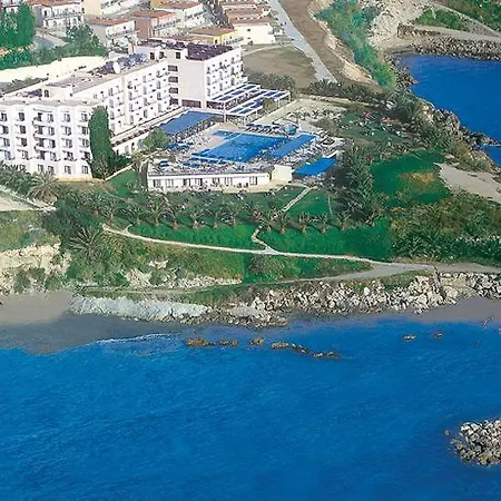 Отель Queens Bay 4*