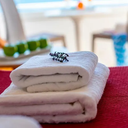 Отель Queens Bay 4*