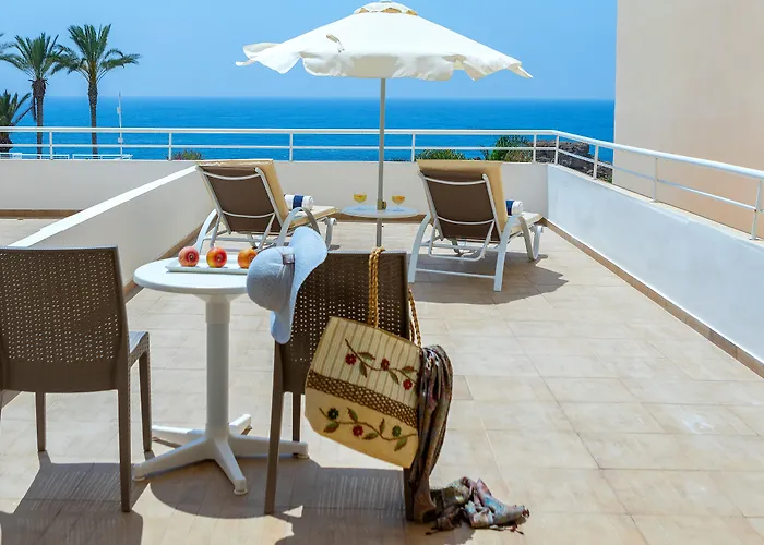 Отель Queens Bay