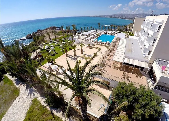 Отель Queens Bay