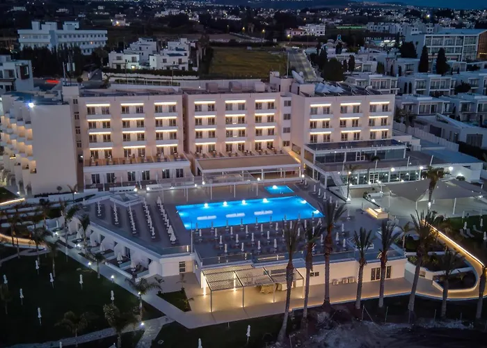 Queens Bay Отель