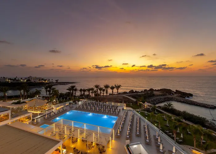 Queens Bay Отель 4*