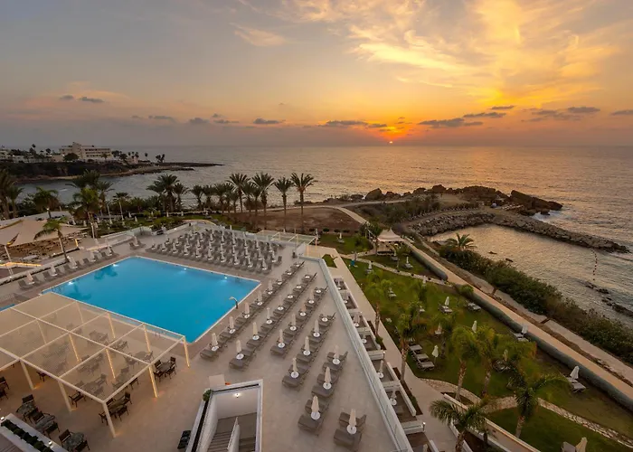 Queens Bay Отель