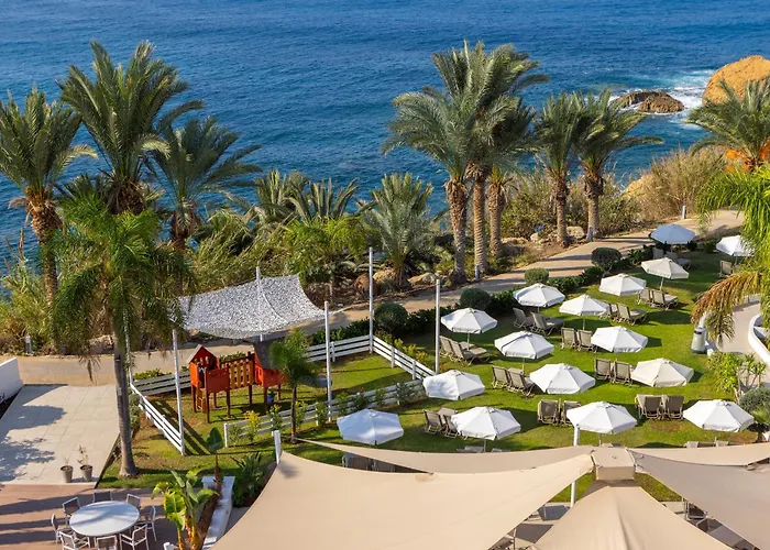 Отель Queens Bay 4*