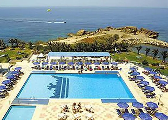 Отель Queens Bay 4*